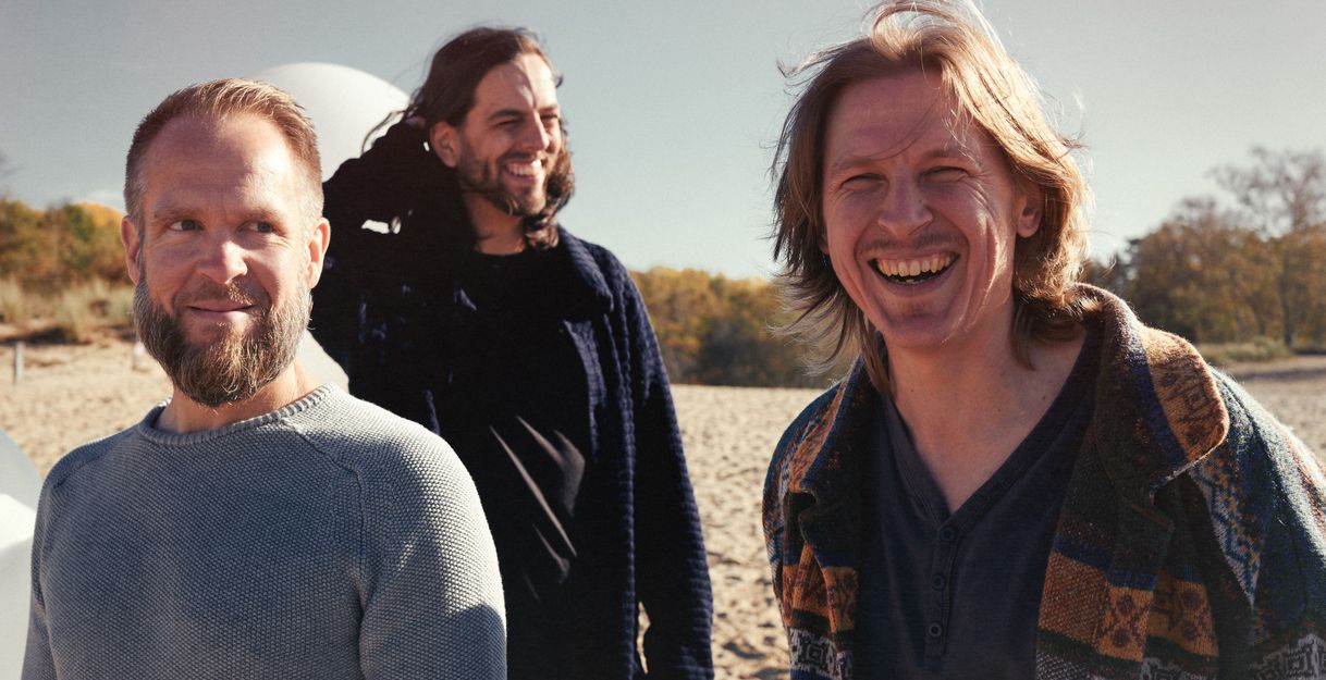 Die Band Emil Brandqvist Trio am Strand