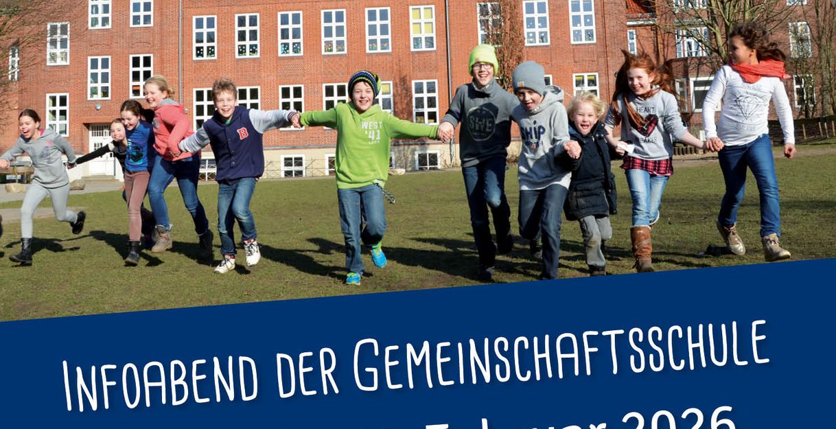 Das Gebäude der Christlichen Schule Kiel mit Kindern in Bewegung.