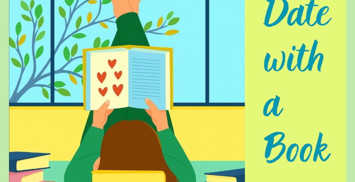 Eine Frau liegt auf dem Boden und liest ein Buch. Sie stützt ihren Kopf auf drei Büchern ab und hat die Beine nach oben gestreckt. Im Hintergrund ist ein großes Fenster mit einem Baum zu sehen. Recht von dem Bild steht der Titel "Date with a Book" geschrieben.