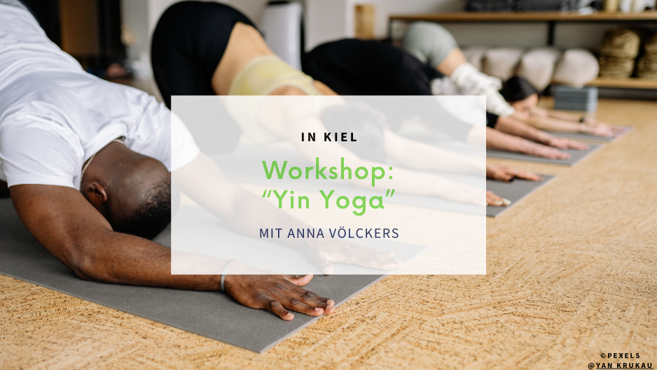 Gruppe von Personen in kniender Yoga-Haltung auf Yogamatten, die Arme sind nach vorne ausgestreckt.