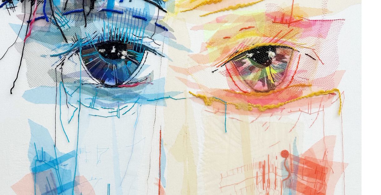 Textilkunst aus Stickerei und Collage, melancholischer Blick 