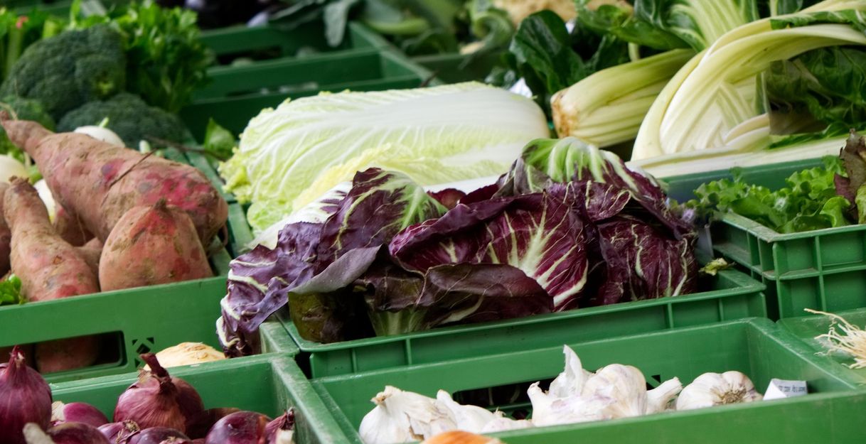 Kisten mit frischem Gemüse auf dem Wochenmarkt
