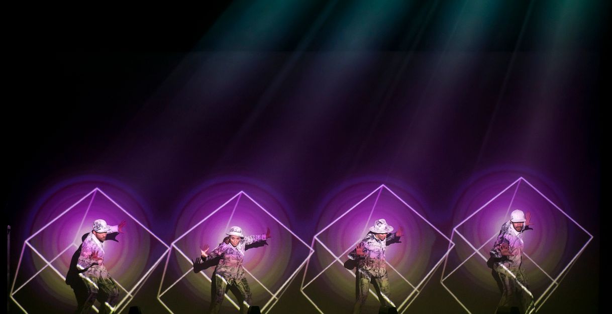 Vier Tänzer auf der Bühne