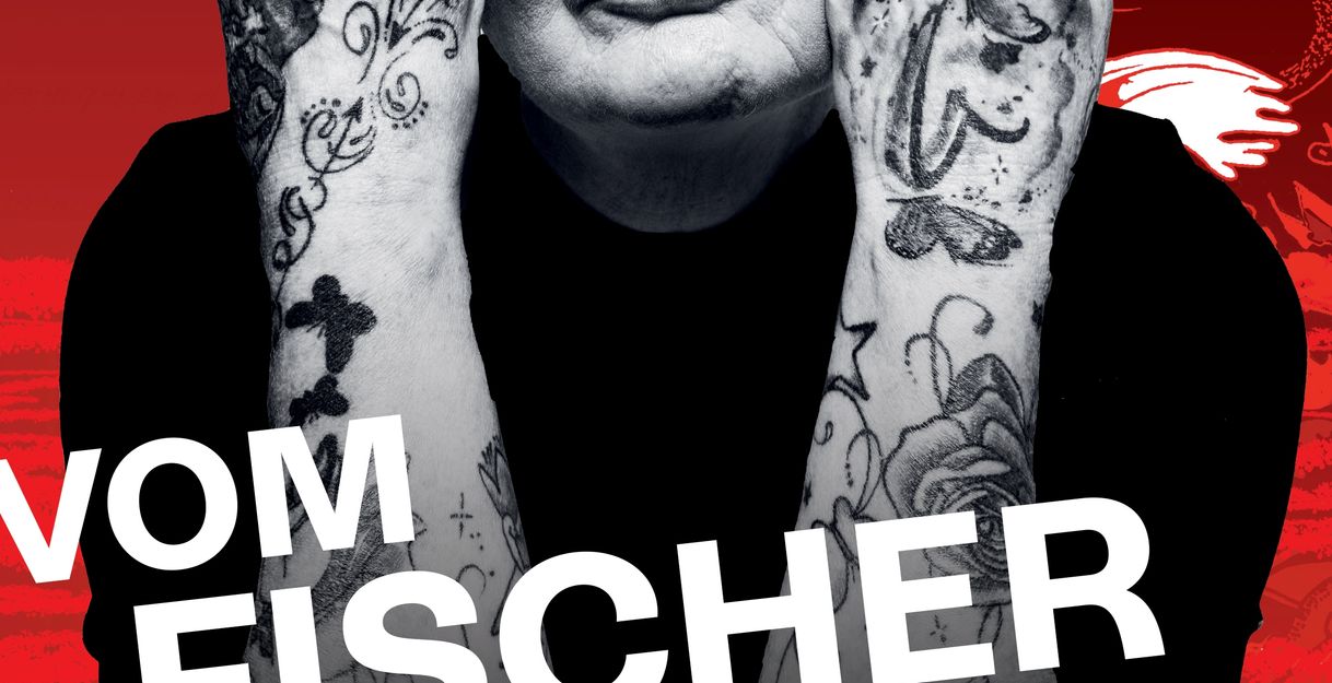 Tätowierte Frau in schwarz-weiß abgebildet