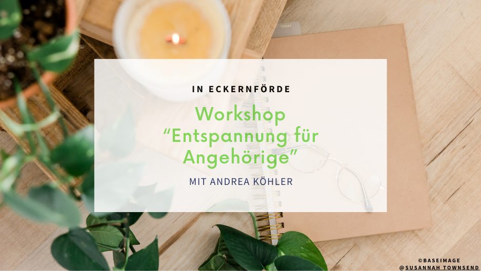 Stillleben mit Pflanze, brennender Kerze und Notizbuch in beigen Farben.