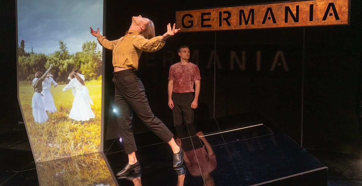 Frau vor Mann auf der Bühne