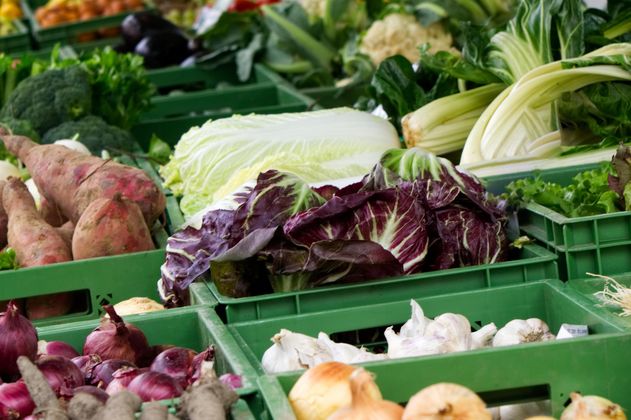 Kisten mit frischem Gemüse auf dem Wochenmarkt