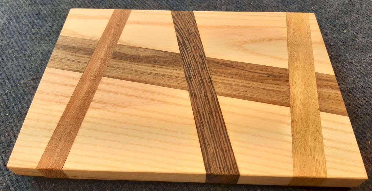 Schneidebrett aus Esche, Wenge, Mahagonie und Teak