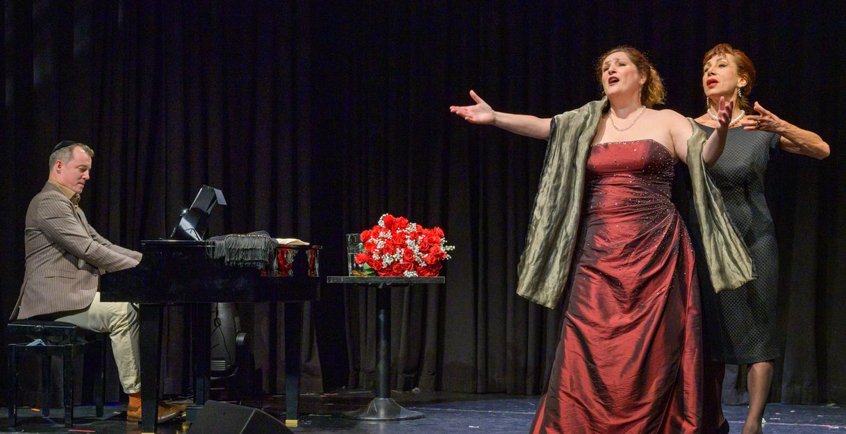 Zwei Damen singen, begleitet am Flügel