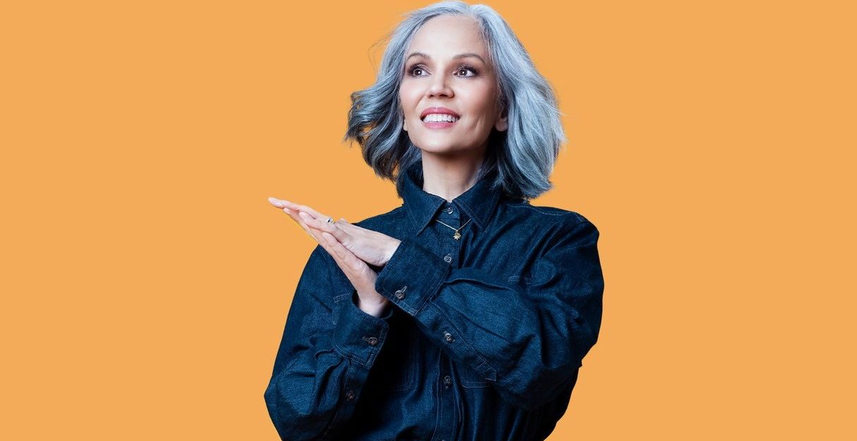 Sängerin San Glaser vor einem gelben Hintergrund