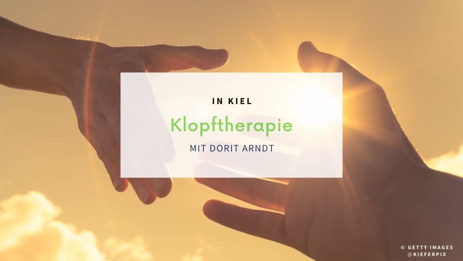 Zwei Hände greifen nach einander vor einem gelben Himmel mit Sonne und Wolken.