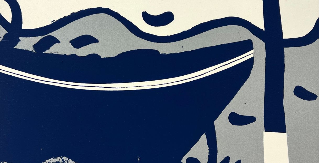 Grafik in blau-türkis-weiß von einem ankernden Boot