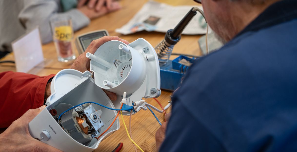 Elektronischer Gegenstand wird repariert