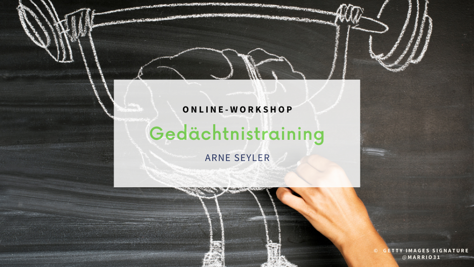 Hand zeichnet mit Kreide auf eine schwarze Tafel ein Gehirn mit Armen und Beinen, das Hanteln hebt.