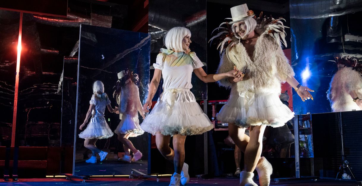 Zwei Figuren im Tütü stehen auf der Bühne