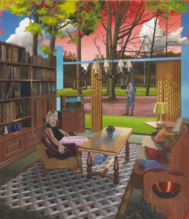 Eine junge blonde Frau sitzt in einem Raum. Vor dem Fenster steht ein Mann im Anzug und telefoniert.