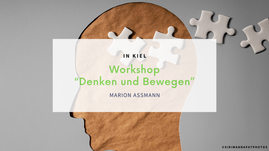 Ausgeschnittenes Papiergesicht, im Ausschnitt ein brauner Kopf, der Hintergrund grau, Puzzleteile sichtbar.