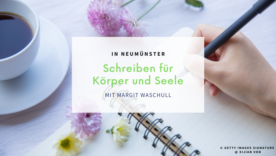 Notizbuch und Blumen auf einem Tisch, daneben eine Kaffeetasse, eine Person schreibt.