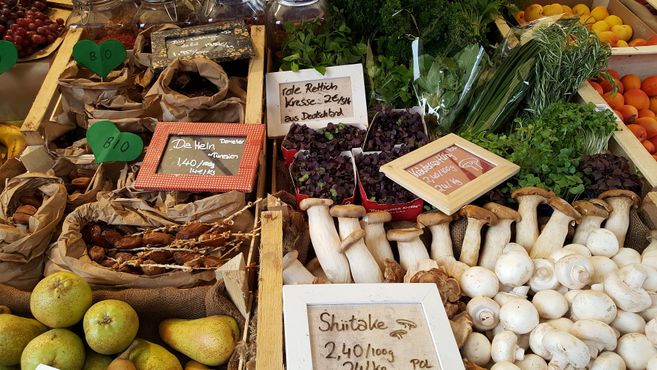 Auswahl von frischem Gemüse auf dem Wochenmarkt