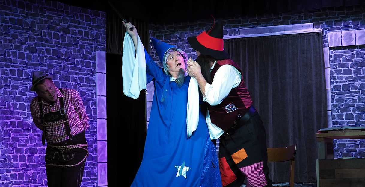 Der Räuber Hotzenplotz verkauft Kasperl an den Zauberer Petrosilius Zwackelmann