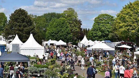 viele Besucher bei bestem Wetter