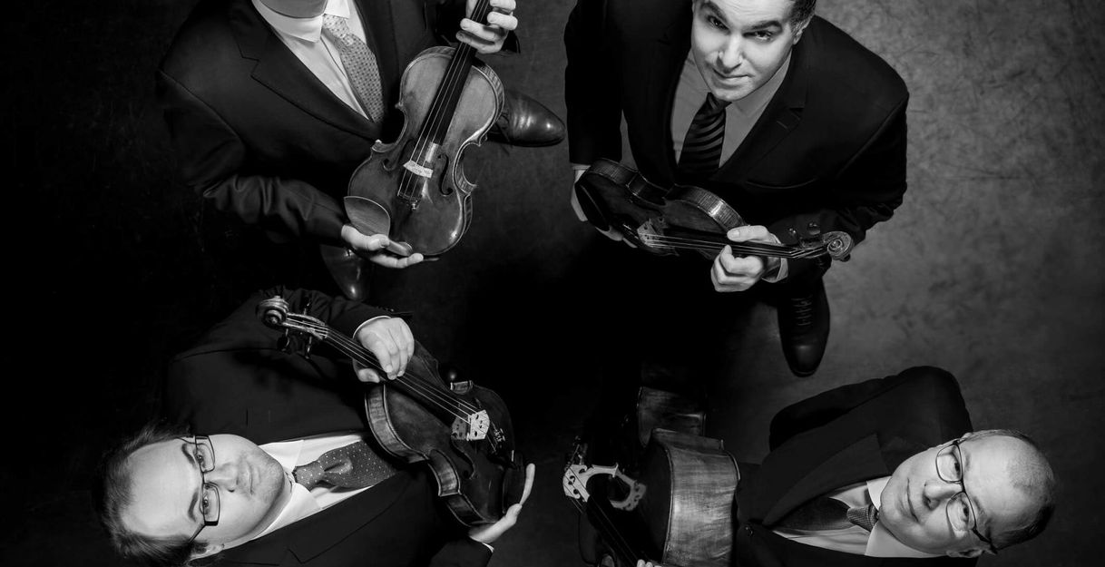 Musiker stehen im Kreis