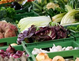 Kisten mit frischem Gemüse auf dem Wochenmarkt