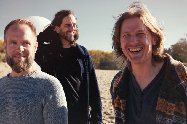 Die Band Emil Brandqvist Trio am Strand