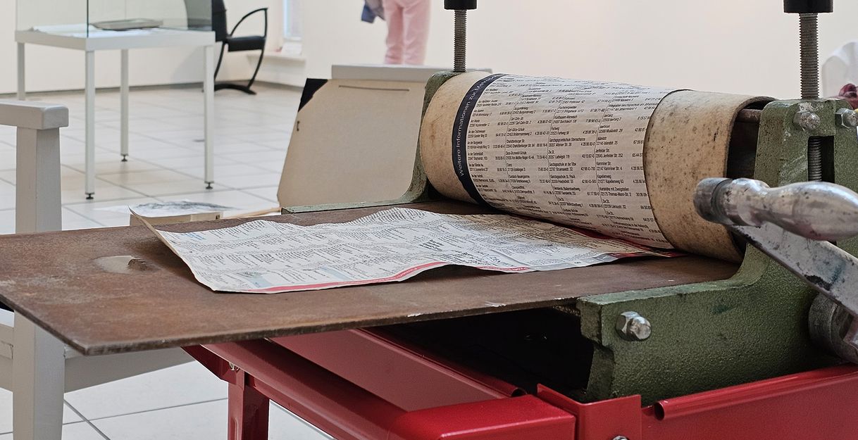 Eine Druckerpresse in der Ausstellungshalle des Künstlermuseums Heikendorf