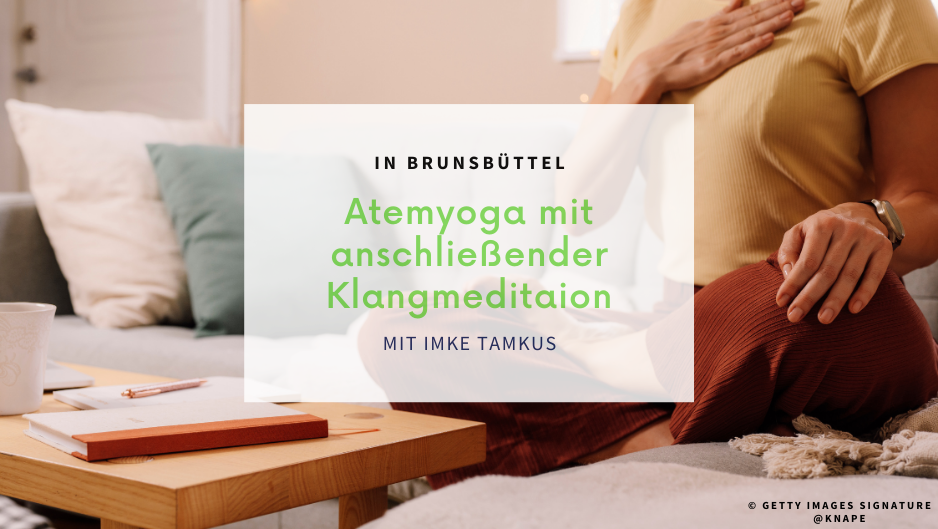 Eine Person sitzt im Schneidersitz auf einer Couch, eine Hand liegt auf dem Knie, die andere auf der Brust.