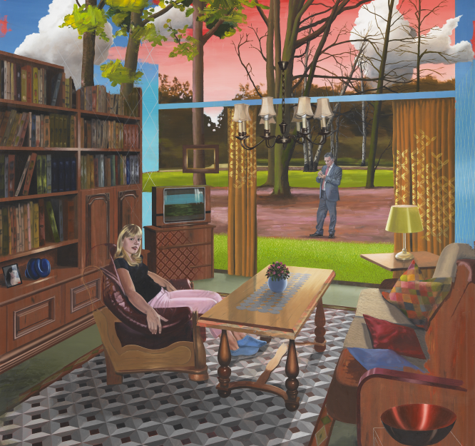 Eine junge blonde Frau sitzt in einem Raum. Vor dem Fenster steht ein Mann im Anzug und telefoniert.