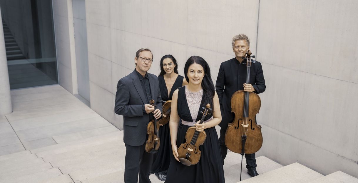 Minguet Quartett steht auf Treppenstufen