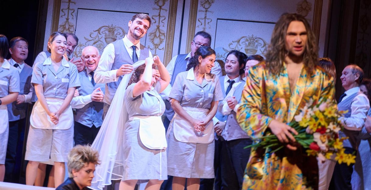 Figaro steht vor seinen versammelten Angestellten