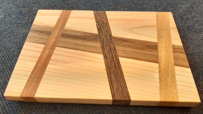 Schneidebrett aus Esche, Wenge, Mahagonie und Teak