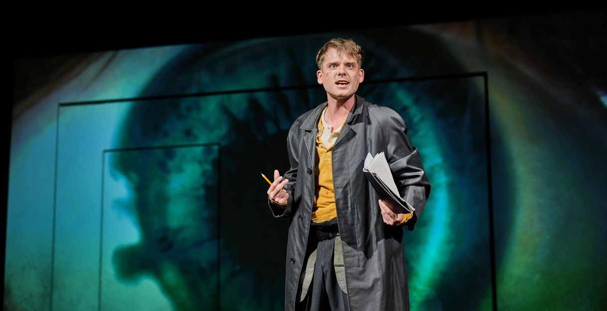 Mann steht auf der Bühne