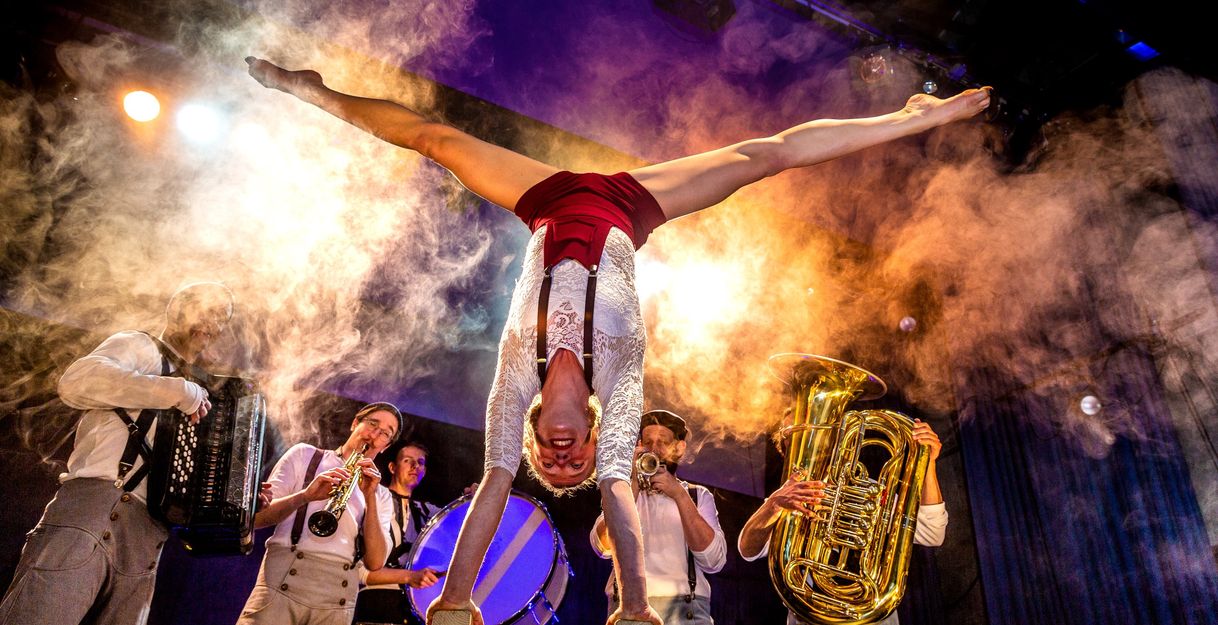 Handstand vor der Band
