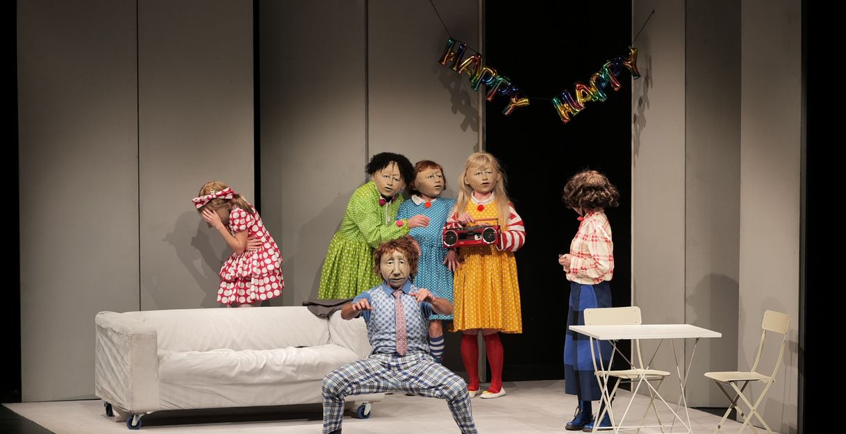 Maskierte versammelt in einem Zimmer