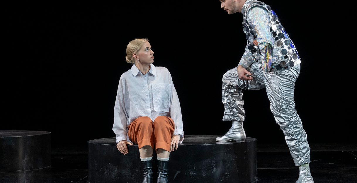 Man und Frau auf der Bühne