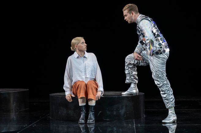 Man und Frau auf der Bühne